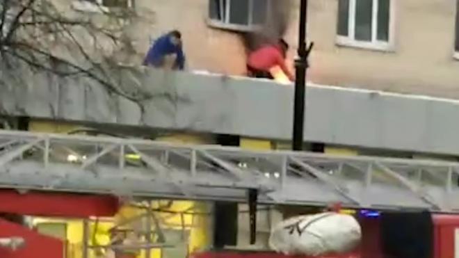 Горящий электроковрик тушили на крыше магазина в Кронштадте