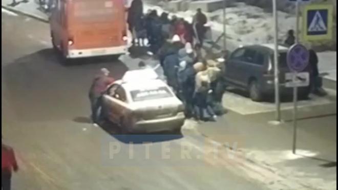 Во время конфликта из-за парковки в Мурино мужчина ударил ножом своего оппонента