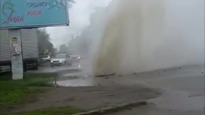 Фонтанирующее видео из Благовещенска: На Пролетарской прорвало трубу при испытаниях