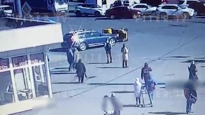 Видео: мужчина упал с квадроцикла на перекрестке Дыбенко и Большевиков
