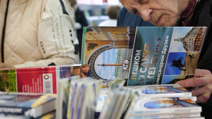 Тысячи книг у стен Эрмитажа: репортаж с первого дня Книжного салона 