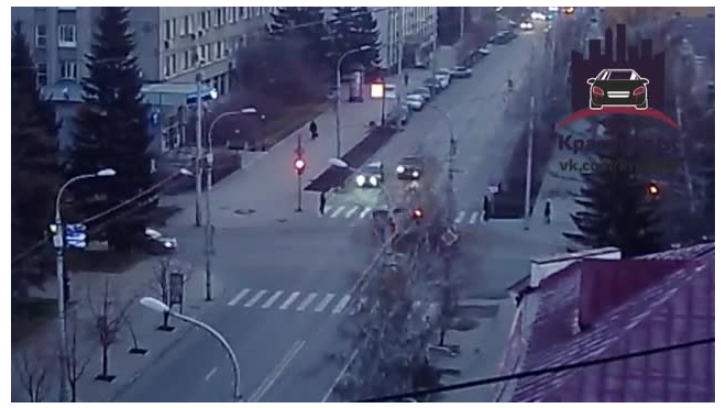 Видео из Красноярска: Автоледи пронеслась на "красный" и стала причиной тройной аварии