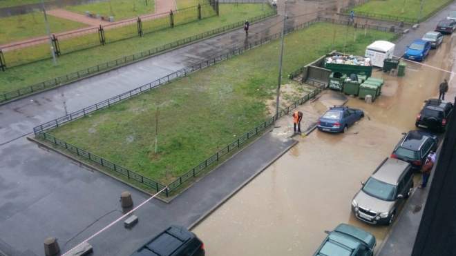На улице Федора Абрамова из-за разлива воды “поплыли” припаркованные машины