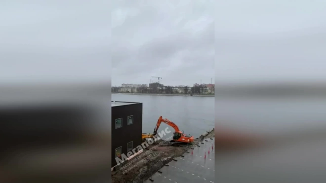 На набережной у проспекта Обуховской Обороны петербурженка заметила экскаватор, который сбрасывал мусор и землю в воду