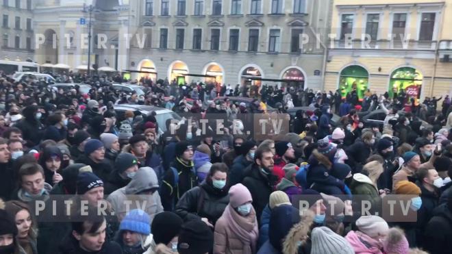 Без комментариев: как колонна протестующих вошла на Невский проспект