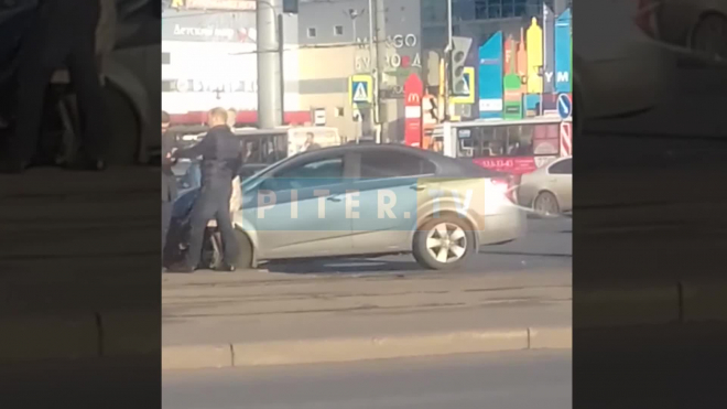 Видео: Возле "Пионерской" столкнулись две иномарки