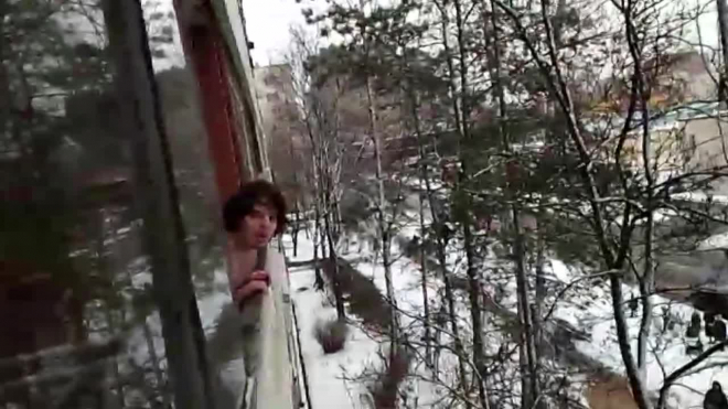 На улице Брянцева неадекватный голый мужчина пробрался в чужую квартиру и выбросил мебель