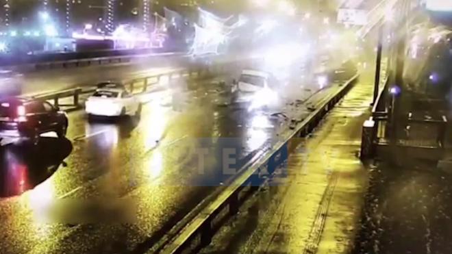 Видео: "Форд" на полной скорости снес "Газель" на Кушелевской дороге