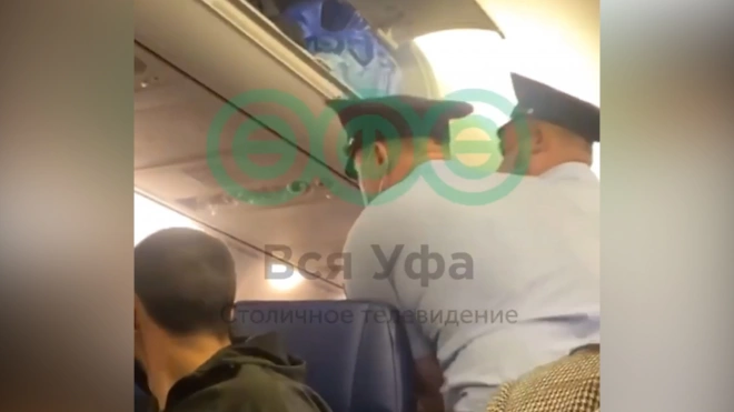 Видео: мужчину сняли с самолета Москва – Уфа из-за отказа надеть маску