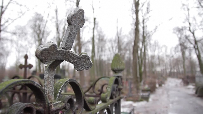 В Петербурге вандалы разгромили могилы на старообрядческом кладбище