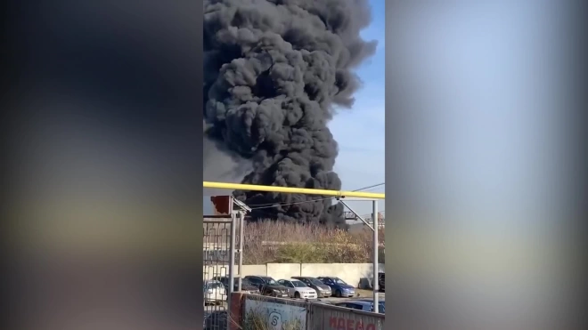 В Новосибирске загорелся склад покрышек