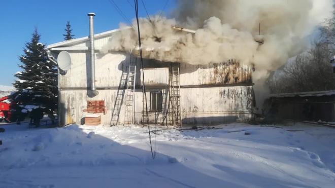 В Ленобласти локализовали пожар на заводе деревянных изделий