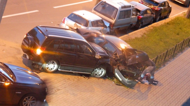 Водитель Suzuki на Среднеохтинском протаранил 5 машин, пока их хозяева спали
