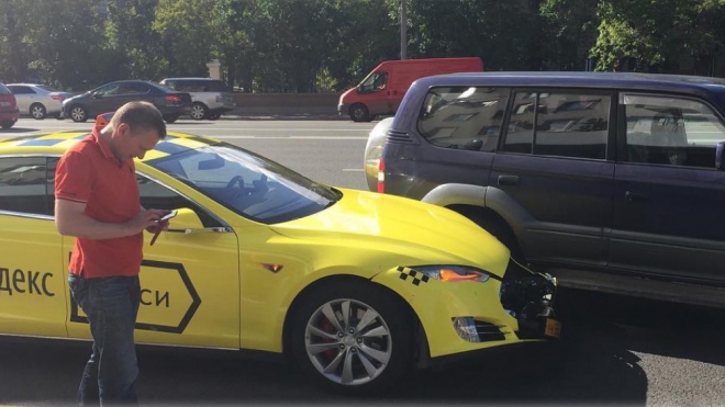 Разбитая в Москве Tesla от "Яндекс.Такси" за 4 млн не успела проработать и месяца
