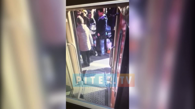 Видео: на Московском вокзале пассажирка получила травму из-за съехавшего трапа
