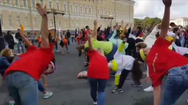 На Дворцовой площади проходит спортивный праздник "Питерский заряд"