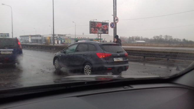 На Таллинском шоссе тягач перегородил трассу