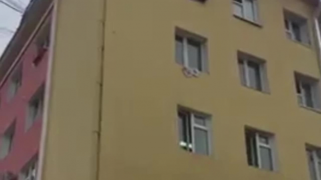 "Никто не помог": В Якутске мужчина с красной тряпкой выпал из окна 