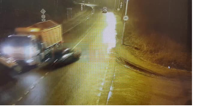 Видео: в Колпино ВАЗ влетел в фонарный столб