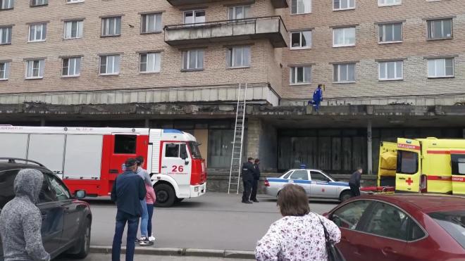 На Бухарестской улице пожилой мужчины выпал из окна