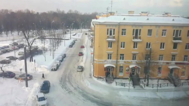 Петербуржцы делятся фото и видео с огромными сосулями на крышах зданий