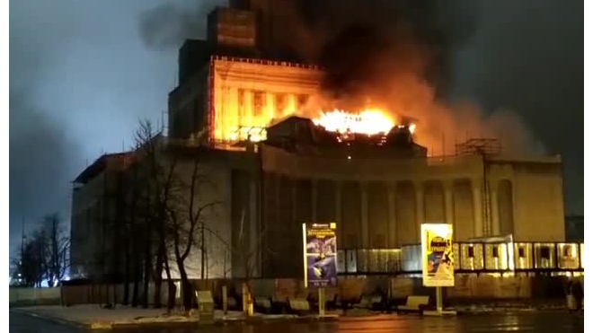 Видео: на ВДНХ произошел пожар в центральном павильоне