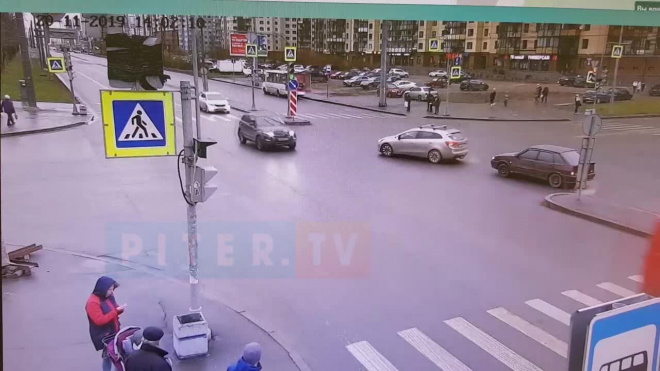 Видео: на перекрестке Кузнецова и Ленинского столкнулись Kia Ceed и Škoda