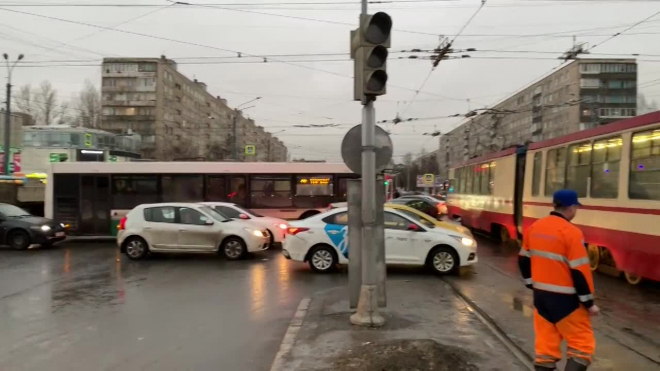 В Петербурге сломался светофор: аварийные службы регулируют движение