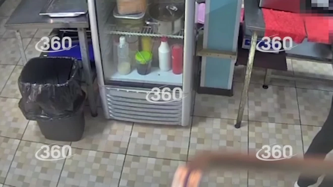 На Камчатке мужчина жестоко избил женщину на кухне пищеблока 