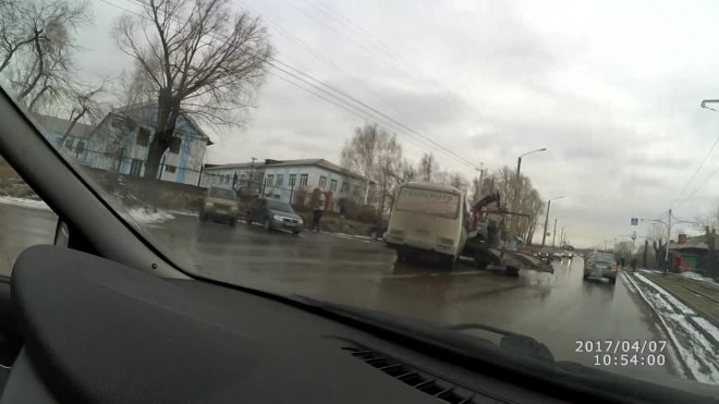 В Кемеровской области маршрутка врезалась в эвакуатор