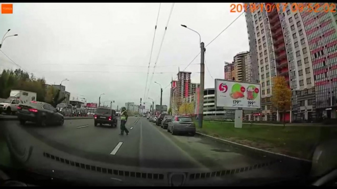 Видео с регистратора: "Ягуар" сбил пешехода на Кушелевской дороге 
