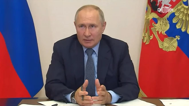 Путин поддержал идею ввести традицию поднимать российский флаг в школах