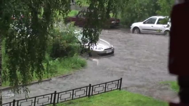 Петербург затопило: фото передвигающихся "вплавь" машин и людей огорошили, по колено в воде - улицы и гипермаркеты