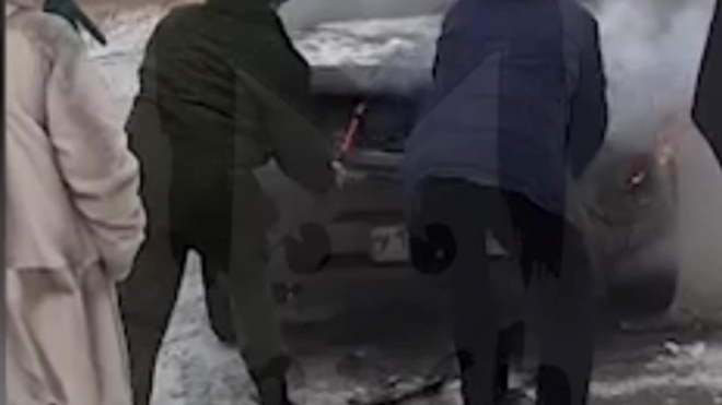 Видео: Под Красноярском загоревшуюся машину тушили топором