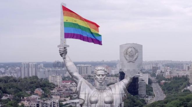 На Украине осудили акцию с флагом ЛГБТ над киевской "Родиной-матерью"