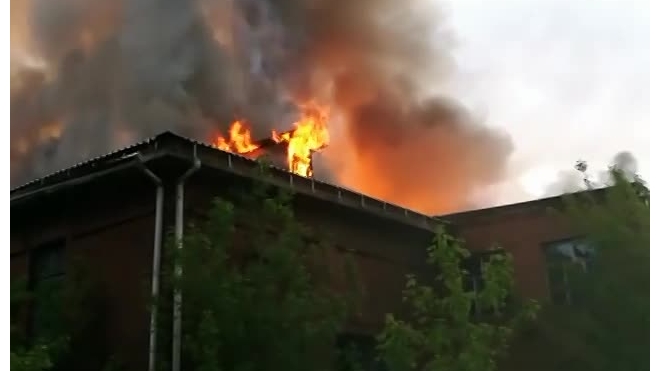 Видео: в Иркутске загорелись старые военные казармы ИВАТУ