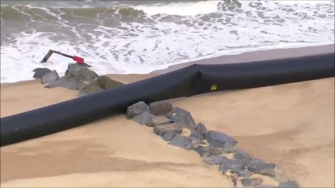 На берег в Британии выбросило гигантские трубы