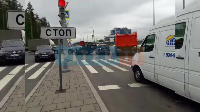 Видео: на Парашютной улице перевернулась черная иномарка