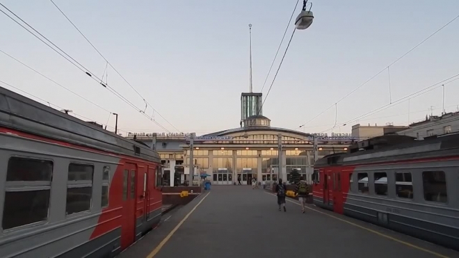 В Великом Новгороде лихач протаранил опору железнодорожного переезда