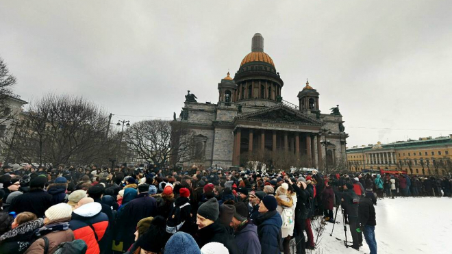 Митингующие оккупировали Исаакиевский собор и требуют отставки губернатора