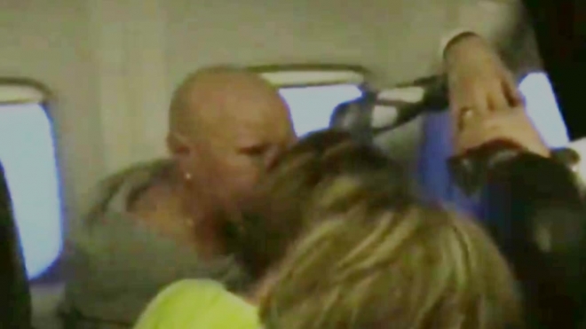 Пьяный дебош в самолете попал на видео