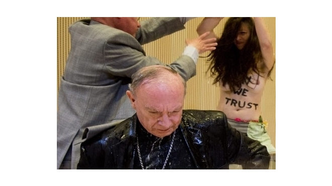 Голые Femen облили "святой водой" архиепископа-гомофоба