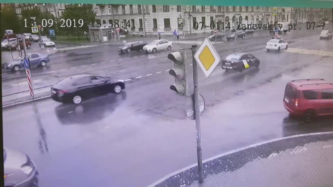 "Газель" осталась без передних колес в аварии на Заневском