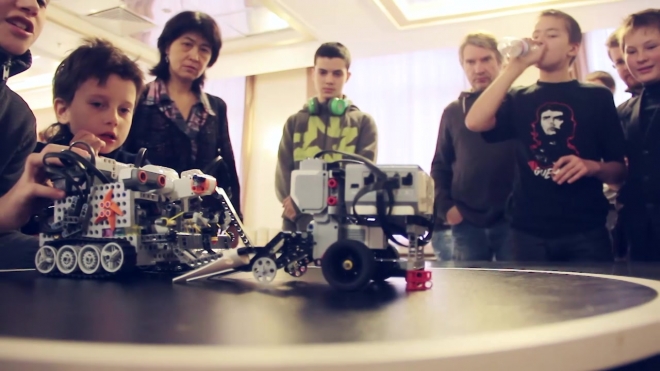 Соревнования по роботехнике прошли в Петербурге: самоделки состязались в умении ездить, скользить и толкаться