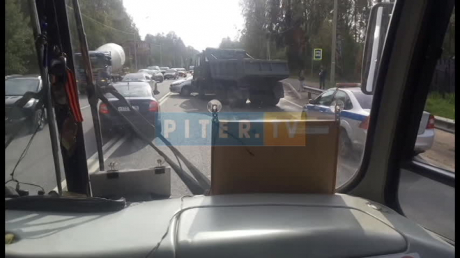 Видео: На Выборгском шоссе "Камаз" протаранил легковушку 