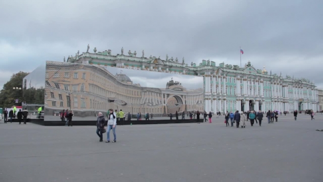 Большой зеркальный куб на Дворцовой возмущает петербуржцев и нравится туристам