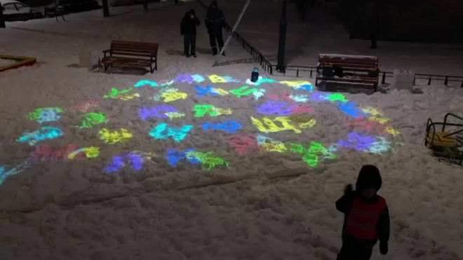 Видео: световая азбука на детской площадке в Московском районе