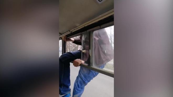Украинец избил кондуктора и сбежал из автобуса через форточку