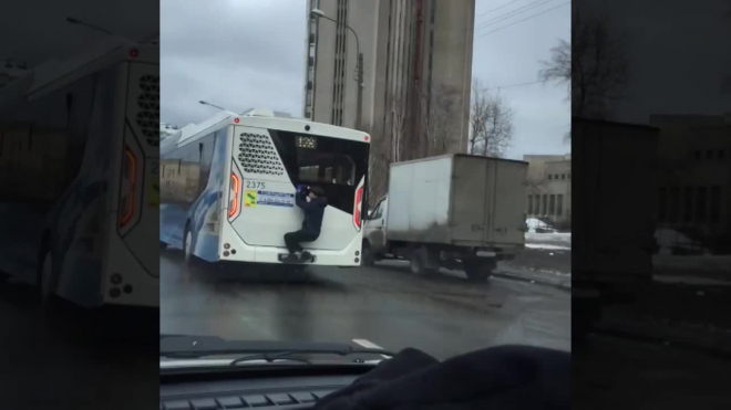 "Пока аккумуляторы не сели": подростки решили прокатиться снаружи электробусов 