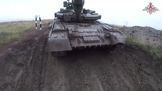 Минобороны показало кадры подготовки экипажей танков Т-80 и Т-72 из числа мобилизованных